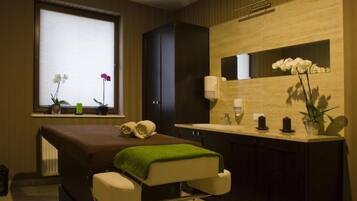 Een sauna, een stoombad, een Turks bad/hammam, lichaamsbehandelingen
