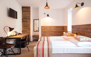 Family Triple Room | Desk, laptop workspace, free WiFi, bed sheets - Hotel Montis (Poniatowa)