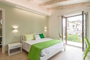 3 chambres, bureau, fer et planche à repasser, lit de bébé portatif