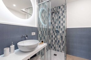Dusche, Haartrockner, Bademäntel, Bidet