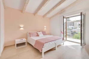 3 chambres, bureau, fer et planche à repasser, lit de bébé portatif