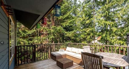 Lux Townhome in the Trees - Walk to lifts!