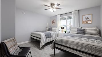 3 habitaciones, escritorio y tabla de planchar con plancha