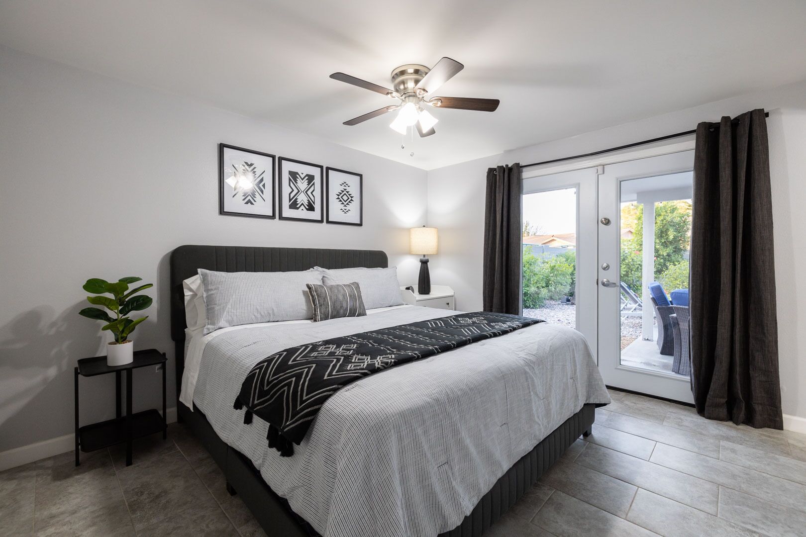 3 makuuhuonetta, työpöytä, silitysrauta/-lauta, vauvan matkasänky