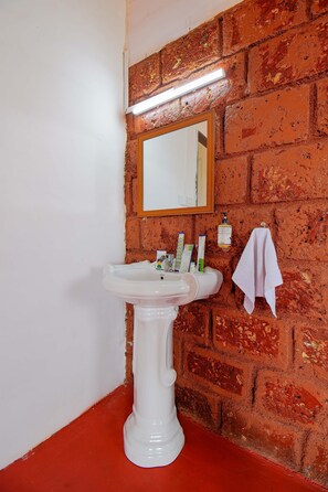 Chambre Deluxe double | Salle de bain | Articles de toilette (gratuits), serviettes fournies, savon, shampooing