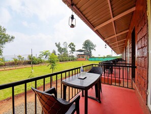 Chambre Deluxe double | Bureau, fer et planche à repasser