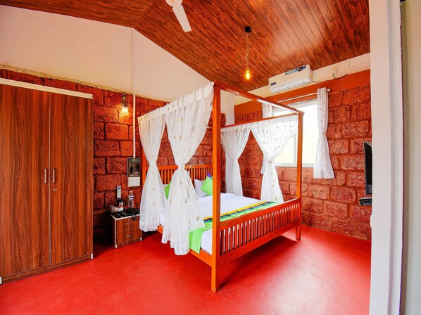 Chambre Deluxe double | Bureau, fer et planche à repasser