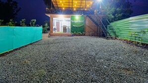 Un petit bâtiment d’un seul étage, sur lequel on peut lire l’inscription « The Appa’s Resort ». Il comprend un espace extérieur abrité avec un escalier menant à l’entrée.