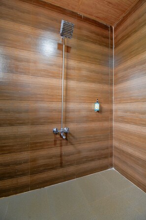 Deluxe-Doppelzimmer | Badezimmer | Kostenlose Toilettenartikel, Handtücher, Seife, Shampoo