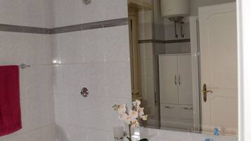 Room, 3 Bedrooms, Accessible, Smoking | Bathroom