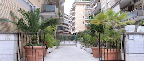 Habitación, 3 habitaciones, con acceso para personas discapacitadas, para fumadores | Áreas de la propiedad
