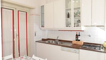 Room, 3 Bedrooms, Accessible, Smoking | Private kitchen