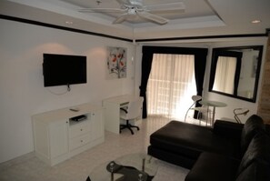 Living area - Jomtien Beach Condominium 6th Floor Apartment (Pattaya)