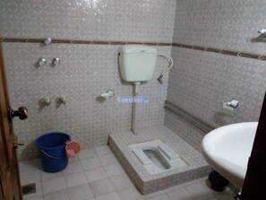 Standard Double Room | Bathroom | Free toiletries, slippers, towels - Evergreen Hotel miandam (Swat)