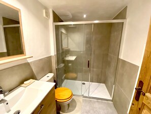 Combined shower/bathtub, towels, toilet paper - Sainte Foy Self-Catered Ski Apartment (Sainte Foy Tarentaise Station)
