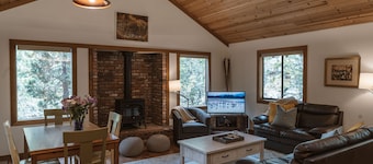 Clean & Cozy. Walk to 3 beaches. Dog friendly.