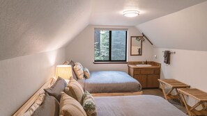 3 soverom, skrivebord, strykejern/-brett og wi-fi (inkludert)