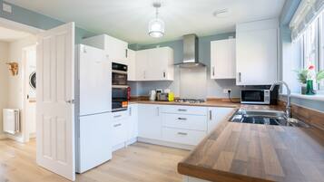 House | Private kitchen | Fridge, microwave, oven, stovetop