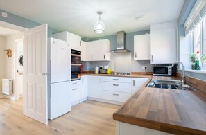 House | Private kitchen | Fridge, microwave, oven, stovetop - Immaculate 4-bed House 5mins Walk to Village Shop (Bicester)