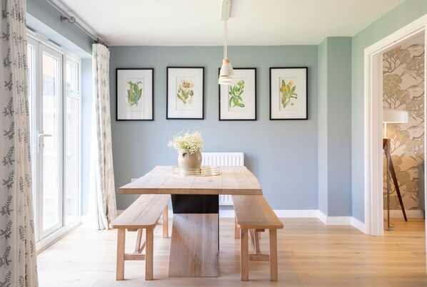 House | Private kitchen | Fridge, microwave, oven, stovetop - Immaculate 4-bed House 5mins Walk to Village Shop (Bicester)