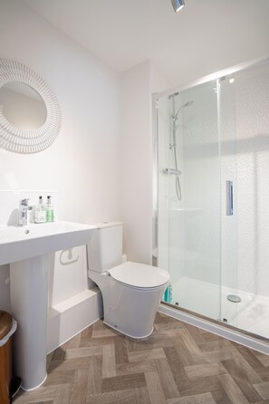 Casa | Baño | Regadera, secadora de cabello, toallas 