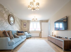 House | Living room - Immaculate 4-bed House 5mins Walk to Village Shop (Bicester)