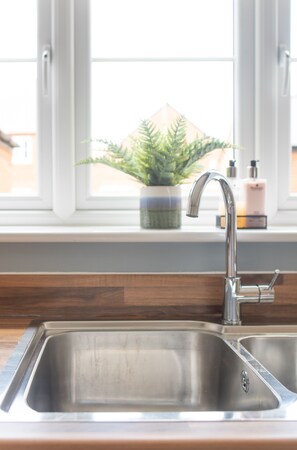 Huis | Privékeuken | Een koelkast, een microgolfoven, een oven, een kookplaat