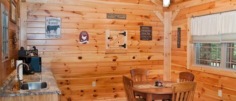 Geladeira, micro-ondas, cafeteira/chaleira