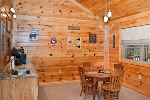 Jääkaappi, mikroaaltouuni, kahvin-/teenkeitin