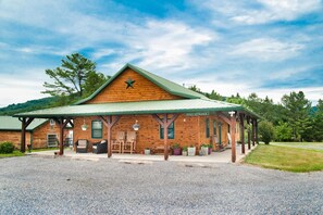 Exterior - 1/2 of a double cabin with one king sized bed (sleeps 2) (Flintstone)