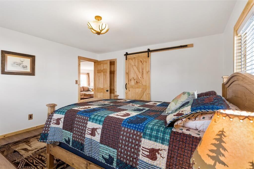 2 bedrooms, desk, iron/ironing board, travel crib