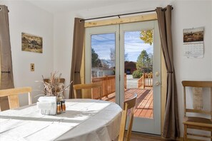 Dining - Base Camp Cabin on Main (Hyattville)