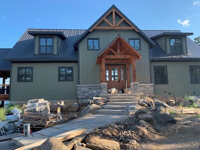 5000 sq ft luxury vacation home with 6 bedrooms 7 bathroom.