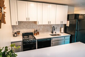 Køleskab, mikrobølgeovn, ovn, kogeplade