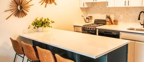 ثلاجة، ميكروويف، فرن، موقد طهي مسطح