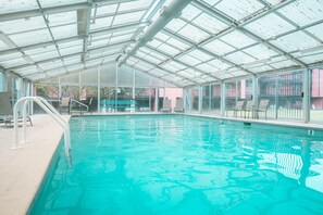 Innendørsbasseng og et oppvarmet basseng