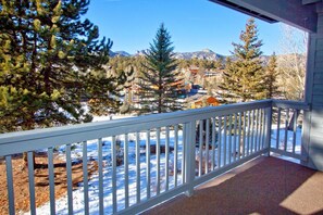 A balcony with a view of a snowy landscape and mountains. - Estes Park Condo, Close to Downtown, Close to RMNP, Elk View Mountain Retreat (Estes Park)