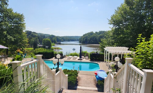 Blackwater Castle w/ Private Pool, Arcade, Hot Tub