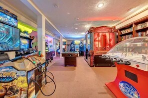Games room - Blackwater Castle w/ Private Pool, Arcade, Hot Tub (Wirtz)
