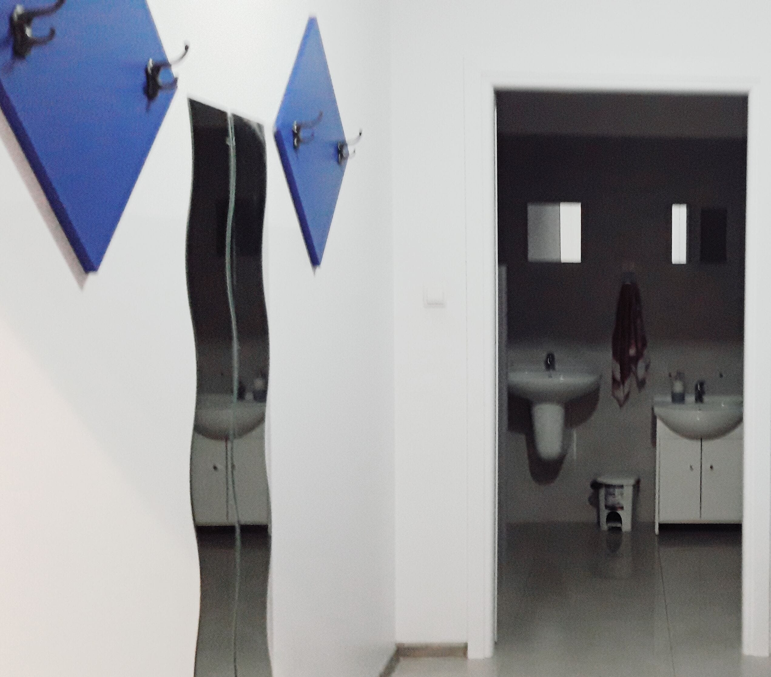 Een douche, handdoeken, zeep, toiletpapier