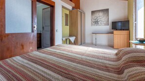 A bedroom with a large bed, a television, and a desk. - Holiday apartment mit Klimaanlage und Terrasse (Crikvenica)