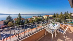 A balcony with a view of a body of water, a street, and surrounding buildings. - Holiday apartment mit Klimaanlage und Terrasse (Crikvenica)