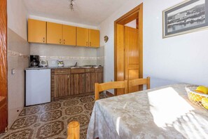 Fridge, stovetop, coffee/tea maker, cookware/dishes/utensils - Holiday apartment with two bedrooms and a terrace with sea views (Crikvenica)