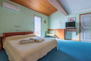 2 bedrooms, WiFi - Holiday apartment with two bedrooms and a terrace with sea views (Crikvenica)