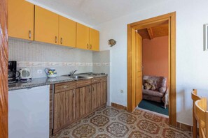 Fridge, stovetop, coffee/tea maker, cookware/dishes/utensils - Holiday apartment with two bedrooms and a terrace with sea views (Crikvenica)