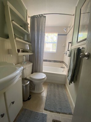 Ensemble douche/baignoire, sèche-cheveux, serviettes fournies, savon