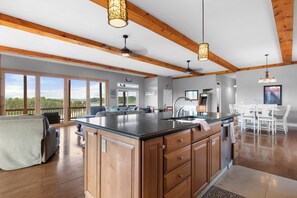 Studio (3 Bedrooms) | Property amenity