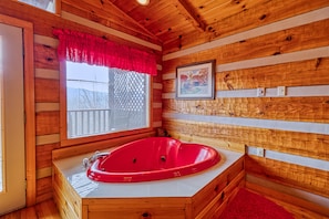 Cabana, 1 cama King, banheira de imersão, vista para o rio | Banheiro | Toalhas de banho