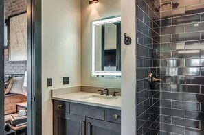 Kombination af bruser/badekar, hårtørrer