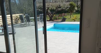 A louer, villa avec piscine chauffée, proche des plages et du centre